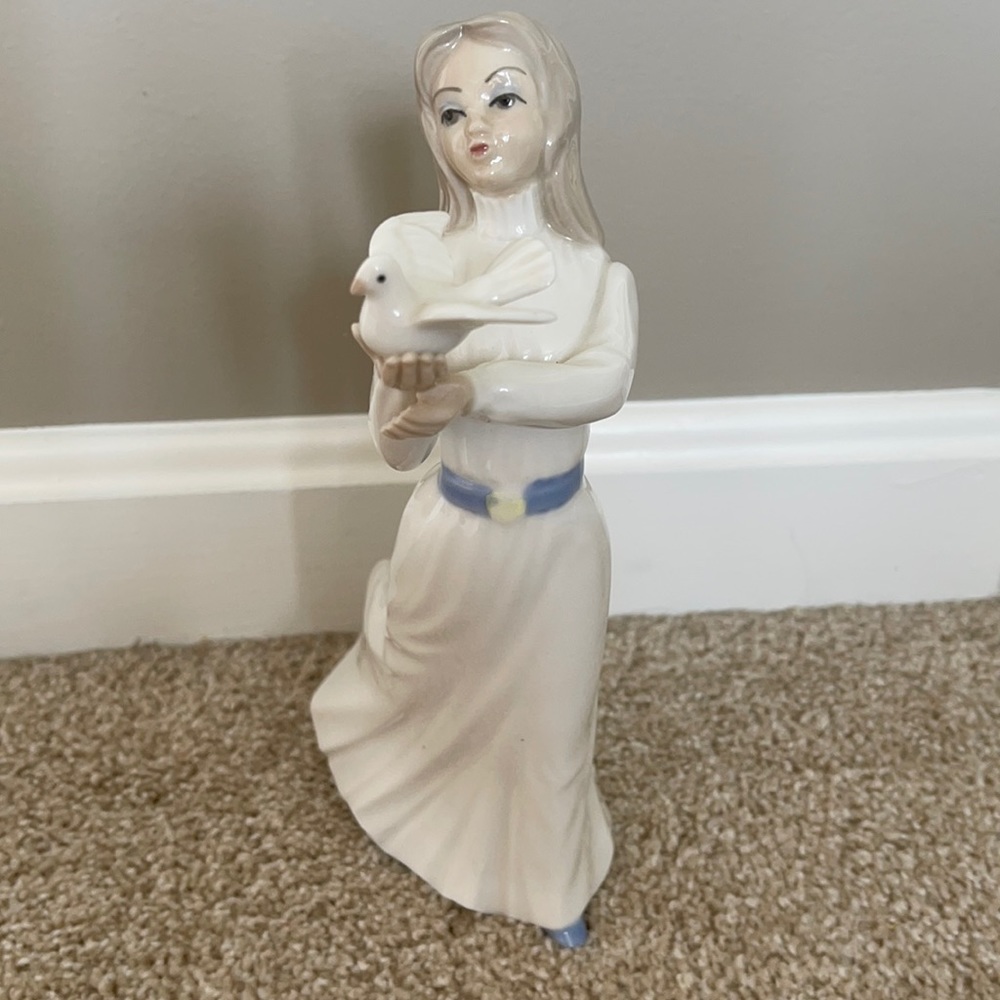 EUC Vintage Tengra Girl Holding Dove 8.5” Porcelain Figurine Collectible Lladro